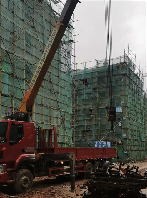 班戈县“慢工细活”—— 吊车的 “微动控制” 技术