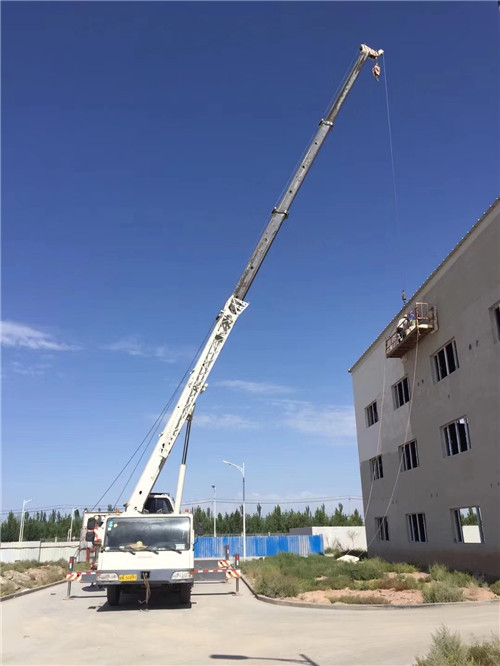 班戈县“轻装强干”—— 吊车的 “轻量化臂架” 技术